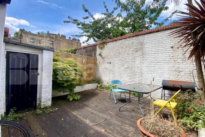 Bright & airy, offering approximately 1050 Sq. Ft.of living & entertaining space Henshaw Street, Elephant and Castle